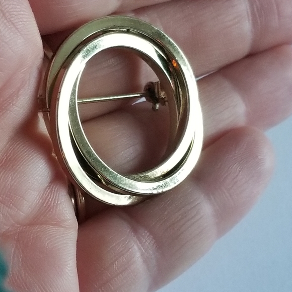 Vintage open circle brooch with two interlocking circles Gold tone metal - Picture 8 of 8